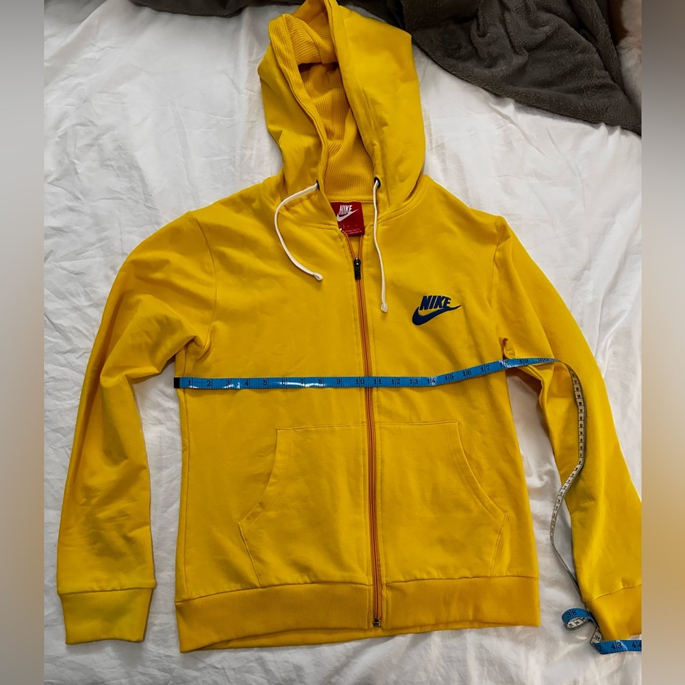 Large full zip Nike Hoodie like new condition lightly worn. SEE LAST TWO PICS